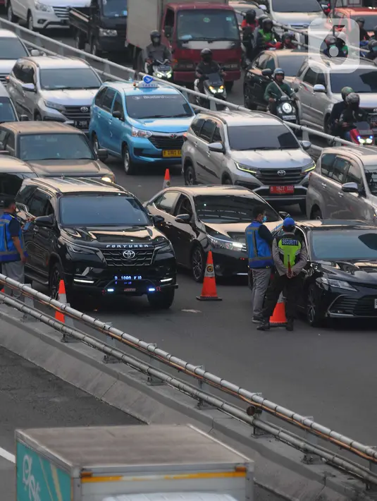 Suasana kepadatan jalan tol dalam kota yang macet mengular di Jakarta, Selasa (9/5/2023). (merdeka.com/Imam Buhori)