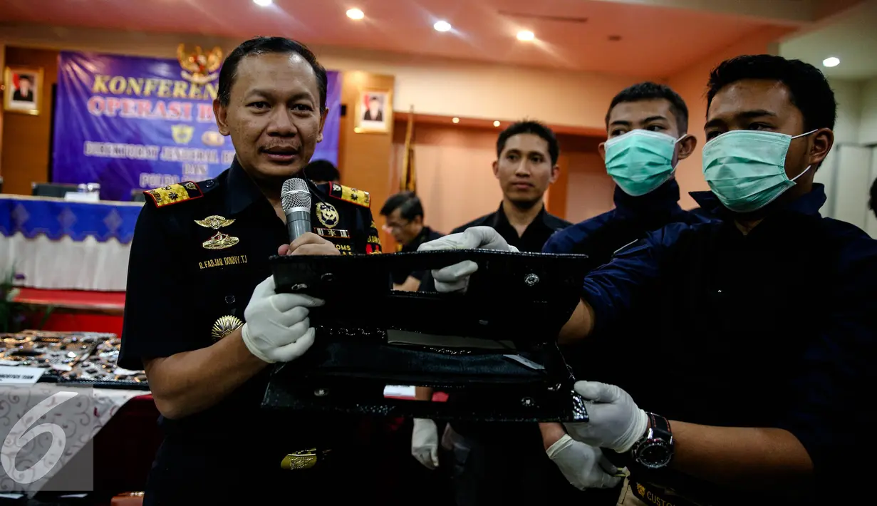 Kepala Kantor Bea Cukai Tanjung Priok Fadjar Donny Tjahjadi memperlihatkan tas yang digunakan sebagai tempat penyimpanan sabu saat acara Konferensi Pers Operasi Bersama Bea Cukai-Polda Metro Jaya di Jakarta, Kamis (11/8). (Liputan6.com/Faizal Fanani)