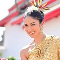 Aulia Sarah pamer pesona elegan di Wat Arun. (credit:instagram.com/owliasarah)