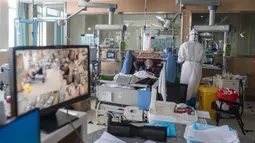 Petugas medis dari Provinsi Jiangsu bekerja di sebuah bangsal ICU Rumah Sakit Pertama Kota Wuhan di Wuhan, Provinsi Hubei, 22 Februari 2020. Tenaga medis dari seluruh China telah mengerahkan upaya terbaik mereka untuk mengobati para pasien virus corona COVID-19 di rumah sakit itu (Xinhua/Xiao Yijiu)