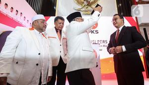 Presiden PKS Ahmad Syaikhu menyematkan peci kepada mantan Gubernur DKI Jakarta Anies Rasyid Baswedan (kanan) sebagai tanda dukungan sebagai bakal calon presiden 2024-2029 usai pembacaan hasil keputusan Musyawarah Majelis Syuro VIII PKS di Jakarta, Kamis (23/2/2023). PKS secara resmi mendukung Anies Baswedan sebagai bakal calon presiden tahun 2024-2029. (Liputan6.com/Johan Tallo)