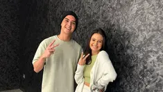 "Lookin forward" tulis Al Ghazali dalam keterangan Instagramnya saat mengunggah potret kebersamaannya dengan Amanda Rawles. Diketahui dalam serial tersebut, Amanda dan Al berperan sebagai Naya dan Dafa. Selain itu dari serial ini kebersamaan keduanya pun semakin banyak terjalin demi membangun chemistry. (Liputan6.com/IG/alghazali7)