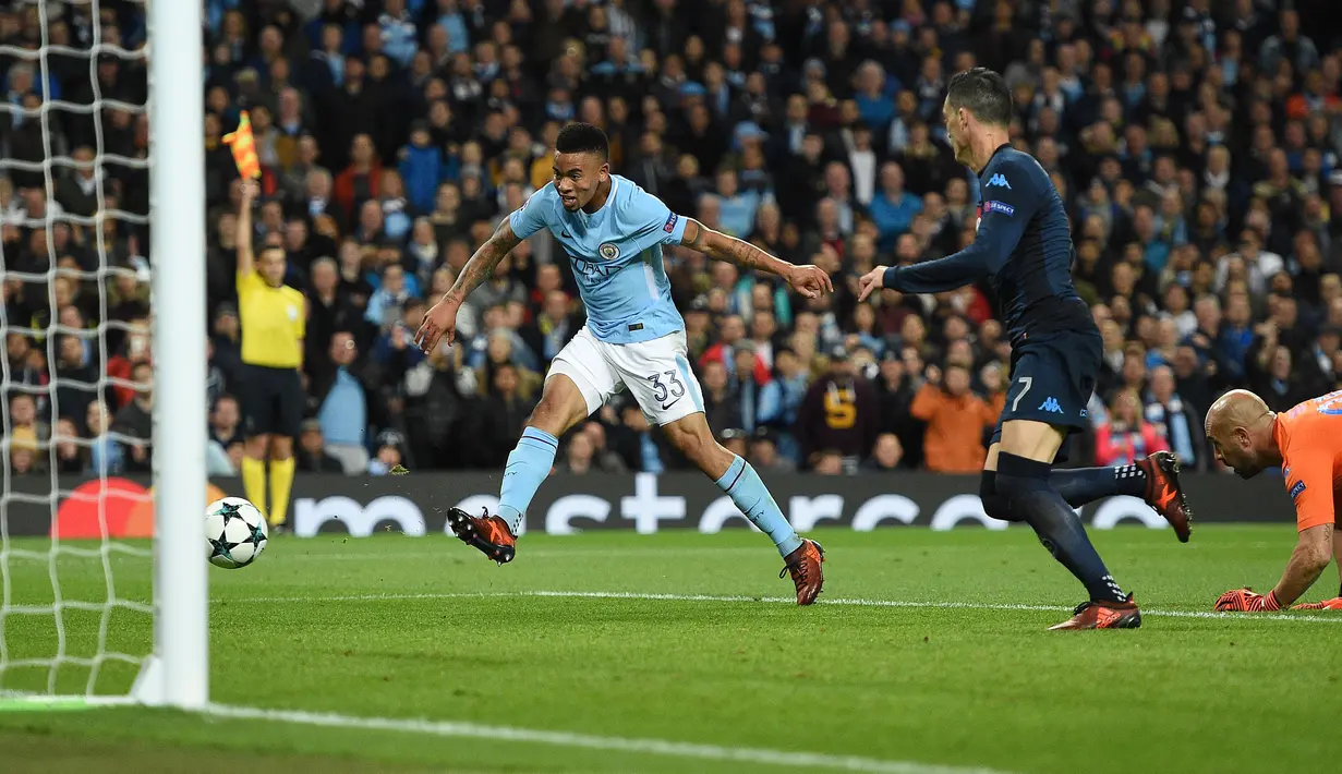 Gabriel Jesus (kiri) mencetak gol pembuka saat timnya melawan Napoli pada grup F Liga Champions di Etihad Stadium, Manchester, (17/10/2017). City menang 2-1. (AFP/Oli Scarff)