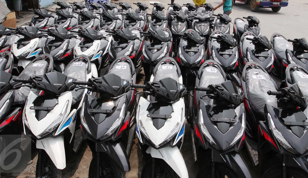 Puluhan motor tampak berjajar rapi di pelabuhan Sunda Kelapa, Jumat (9/10/2015.Penjualan sepeda motor di Tanah Air pada September 2015 tercatat mengalami penurunan hingga 10.770 unit, jika dibandingkan bulan sebelumnya. (Liputan6.com/Angga Yuniar)