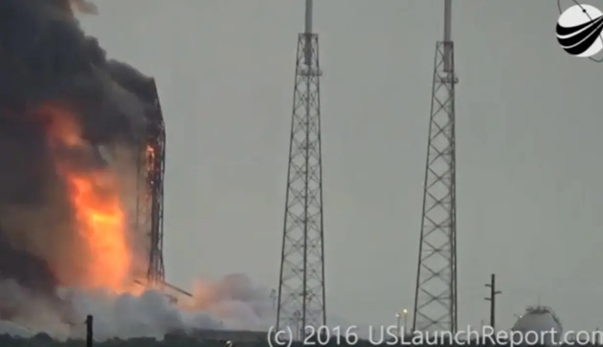 Roket tanpa awak SpaceX Falcon 9 meledak saat uji coba peluncuran di Cape Canaveral, Florida, Amerika Serikat, Kamis (1/9). Ledakan mengakibatkan hancurnya roket dan satelit yang seharusnya akan diorbitkan pada 3 September besok. (Launch Report/REUTERS)