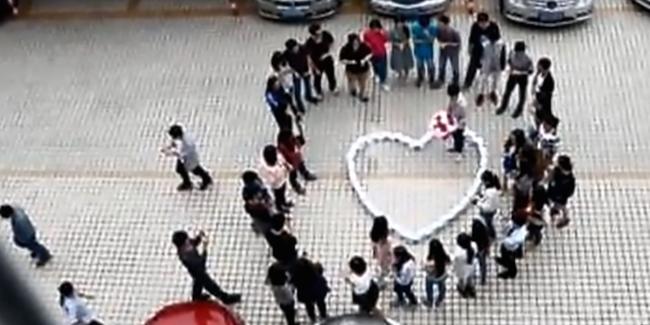 99 buah iPhone 6 ini jadi 'modal' ketika mengungkapkan cinta kepada wanita pujaan. | Foto: copyright shanghaiist.com