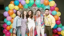 Dalam momen perayaan ulang tahunnya, Marion Jola tampil seksi mengenakan silk dress off white model tali spaghetti yang super tipis, menampilkan kulit eksotisnya yang indah. (Instagram/ lalamarionmj)