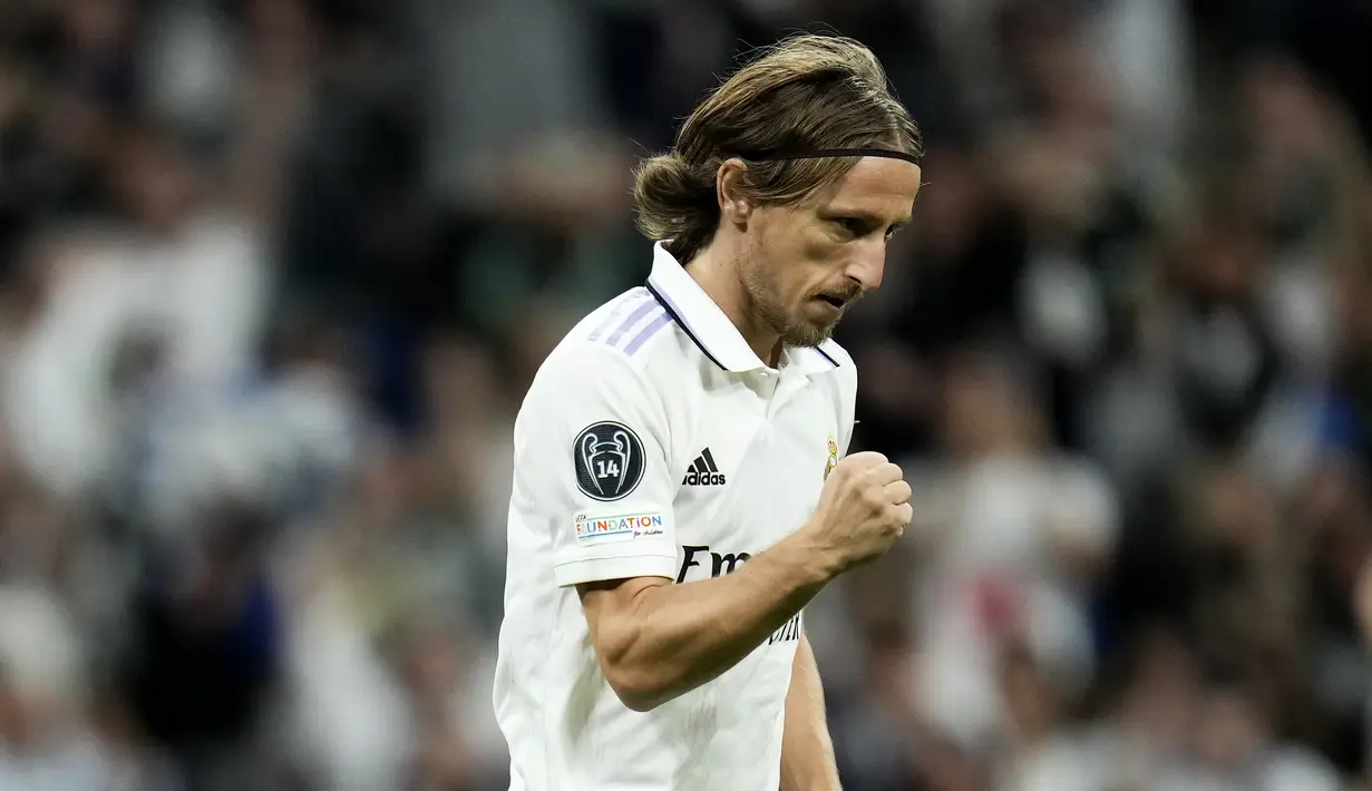 <p>Gelandang Real Madrid, Luka Modric melakukan selebrasi setelah mencetak gol pertama timnya ke gawang Celtic pada pertandingan lanjutan Grup F Liga Champions di stadion Santiago Bernabeu di Madrid, Spanyol, Kamis (3/11/2022). Real Madrid menang telak atas Celtic dengan skor 5-1. (AP Photo/Manu Fernandez)</p>