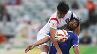 Kim Young-gwon bertarung dengan Yosef Nazer di pertandingan Kuwait vs Korsel (REUTERS/Tim Wimborne)