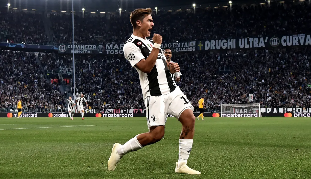 Pemain Juventus, Paulo Dybala melakukan selebrasi usai mencetak gol ke gawang Young Boys dalam Grup H Liga Champions di Stadion Allianz, Turin, Italia, Selasa (2/10). Juventus membungkam Young Boys 3-0 lewat hattrick Dybala. (Marco BERTORELLO/AFP)