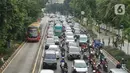 Kendaraan terjebak kemacetan saat melintas di Jalan Salemba Raya, Jakarta Pusat, Senin (4/5/2020). Meskipun sistem PSBB sedang diberlakukan, namun sejumlah jalan di Ibu kota tetap ramai dengan kendaraan akibat masih banyaknya warga yang beraktivitas di luar rumah. (Liputan6.com/Immanuel Antonius)