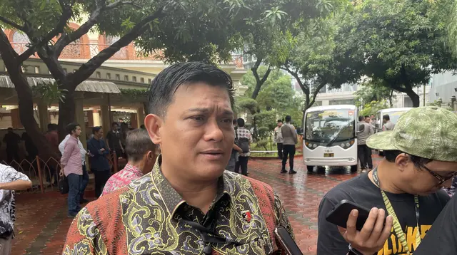 Direktur Reserse Kriminal Khusus Polda Metro Jaya, Kombes Pol Ade Safri Simanjuntak mengatakan, Firli telah hadir memenuhi panggilan sebagai tersangka. Pemeriksaan dimulai dari pukul 09.00 WIB hingga pukul 12.00. (Ady Anugrahadi).