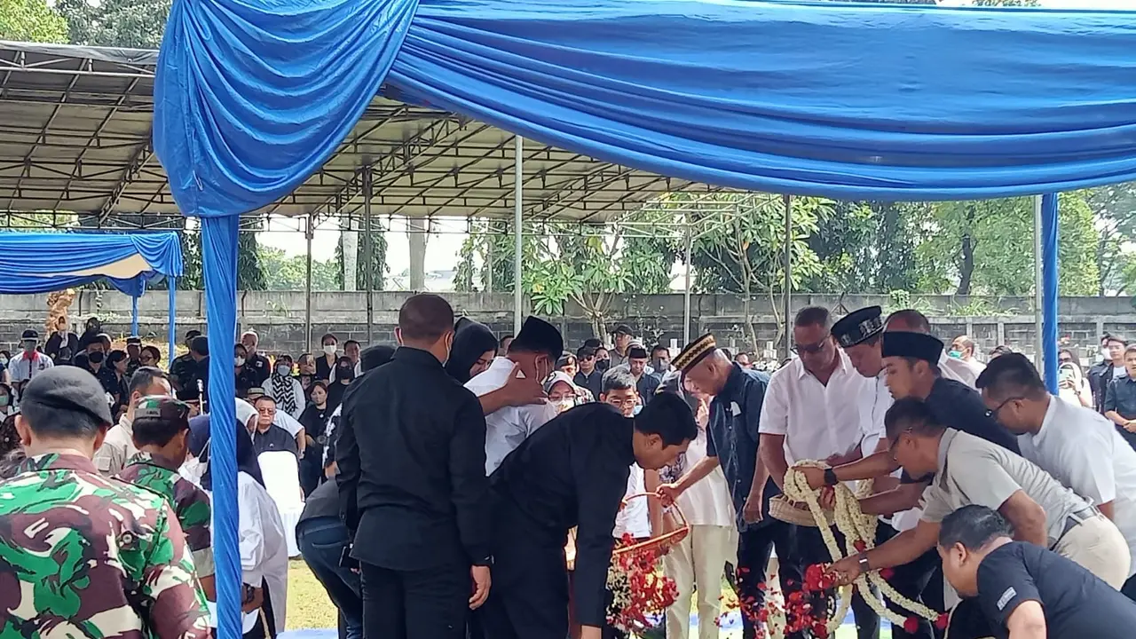 Suasana haru menyelimuti keluarga besar Kepala Staf Kepresidenan RI Moeldoko, di pemakaman sang istri, almarhumah Koesni Harningsih, di Taman Makam Pahlawan (TMP) Bahagia, Tangerang Selatan, Minggu siang (12/3/2023).