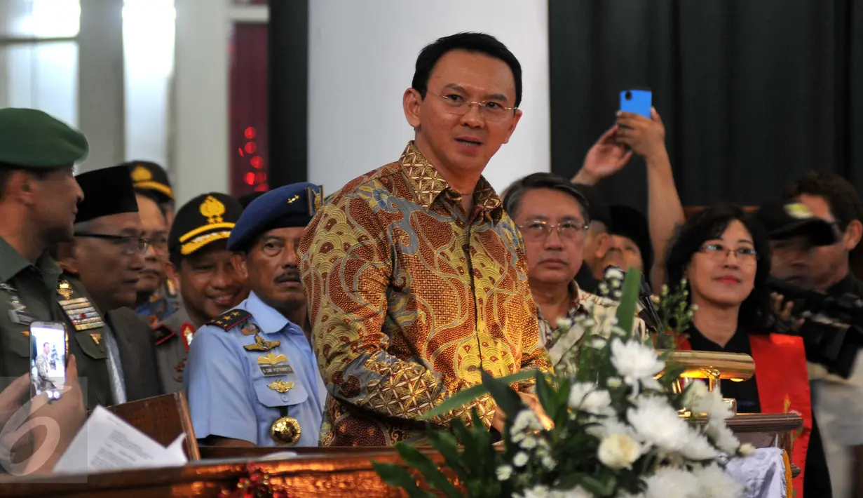 Gubernur DKI Jakarta Basuki Tjahaja Purnama (Ahok) meninjau ibadah kebaktian malam Natal di Gereja GPIB Immanuel Gambir, Jakarta, Kamis (24/12) malam. Umat Kristiani merayakan Hari Raya Natal pada 25 Desember. (Liputan6.com/Gempur M Surya)