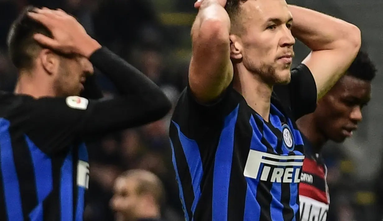 Ekspresi gelandang Inter Milan, Ivan Perisic usai timnya dikalahkan Bologna pada lanjutan Serie A yang berlangsung di stadion Giuseppe Meazza, Milan, Minggu (3/2). Inter Milan kalah 0-1. (AFP/Miguel Medina)