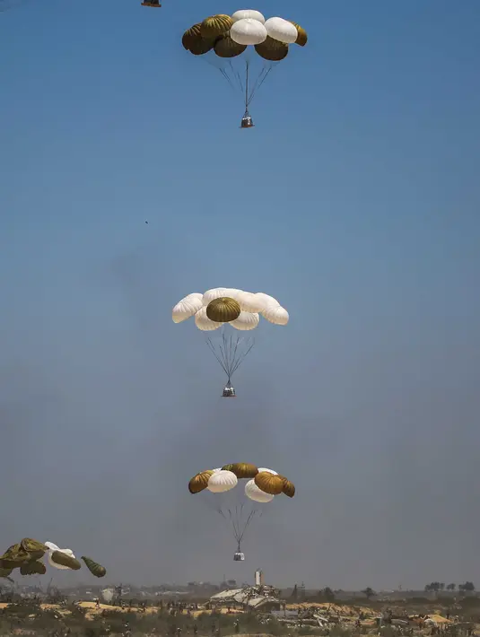 Pengiriman bantuan lewat udara membuat warga Gaza berdesakan dan saling berebut. (Eyad BABA/AFP)