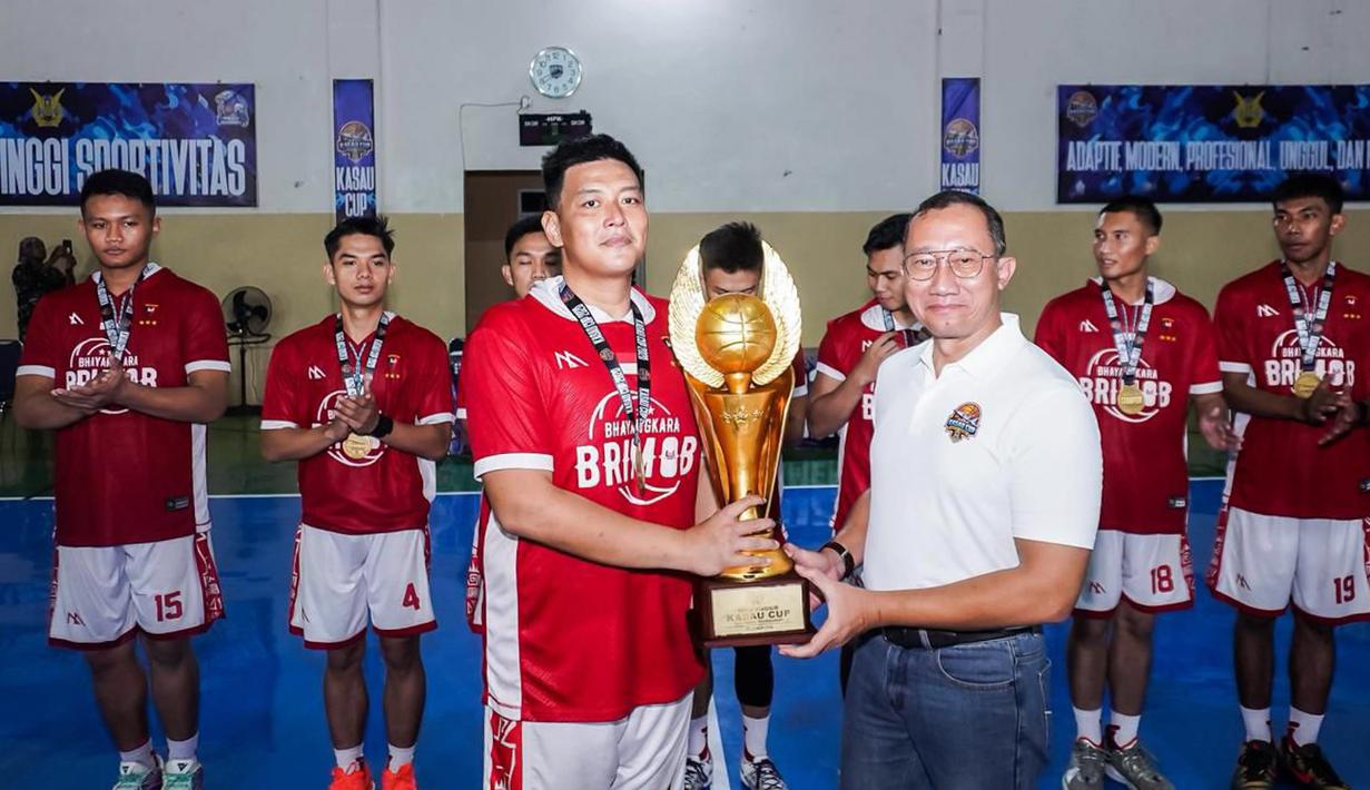 Tim Basket Bhayangkara Brimob berhasil menorehkan prestasi membanggakan dengan meraih gelar Juara 1 (Champion) pada ajang KASAU Cup 2026 Basketball Tournament kategori antar kementerian/lembaga yang digelar di GOR Merpati Halim Perdanakusuma, Jakarta Timur. (Foto: Humas Polri)