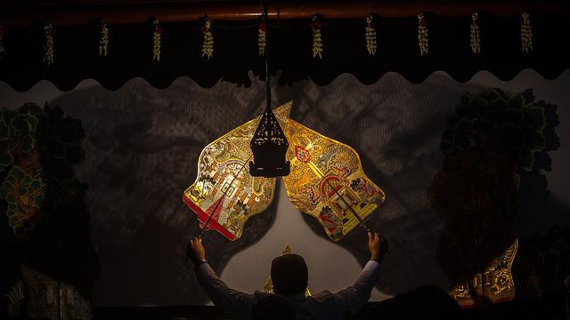 Ilustrasi pertunjukkan wayang kulit (wikimedia commons)