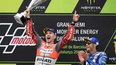 Pembalap Spanyol dari tim Ducati, Jorge Lorenzo merayakan selebrasi didampingi pembalap Italia dari Movistar Yamaha, Valentino Rossi usai balapan MotoGP Catalunya di Sirkuit Catalunya di Montmelo, (17/6). (AFP PHOTO / Lluis Gen)