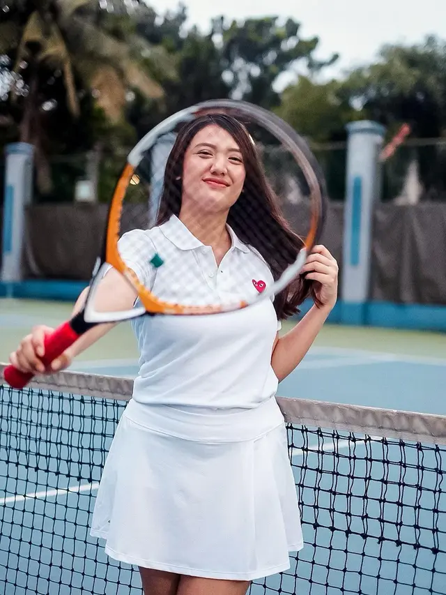5 Potret Anissa Aziza Tampil Sporty saat Bermain Tennis, Curi Perhatian