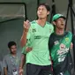 Striker Persebaya Surabaya Rishadi Fauzi mengajak salah satu penonton penyandang disabilitas masuk ke lapangan saat hendak melakukan pemanasan pada laga kontra Persib Bandung di Stadion Gelora Bung Tomo, Kamis (26/7/2018). (Bola.com/Aditya Wany)