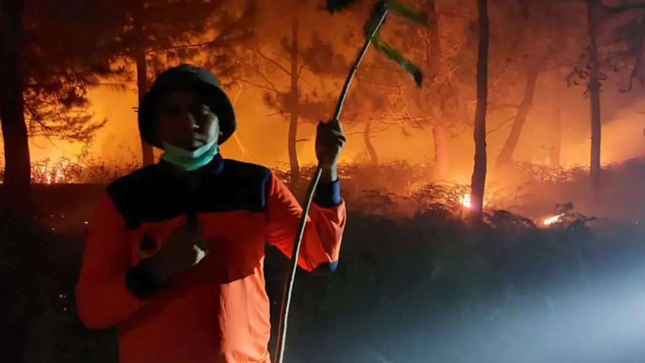 Kebakaran yang terjadi di Kawasan Hutan Lindung Gunung Soputan pada, Minggu (3/9/2023), tengah malam.