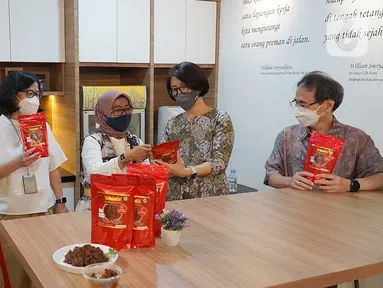 Pemilik usaha kuliner Nihar Chaniago, Miske (kiri), menjelaskan perjalanan bisnisnya berinovasi di masa pandemi dengan beralih dari usaha sepatu kulit menjadi usaha pembuatan rendang kemasan, kepada Ketua Pembina Yayasan Dharma Bhakti Astra (YDBA), Gita Tiffany Boer, Ketua Pengawas YDBA Lina Djafar, Ketua Pengurus YDBA, Sigit P. Kumala, dan Advisor YDBA, Tonny Sumartono dalam kegiatan syukuran HUT ke-42 YDBA di Galeri UKM YDBA, Jakarta (17/5/2022). (Liputan6.com/HO/YDBA)