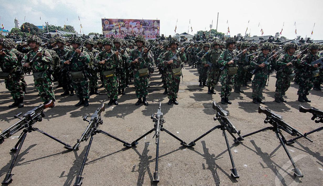 Para prajurit korps baret ungu terlihat bersiap untuk apel kesiapsiagaan di Lapangan Bhumi Marinir Cilandak,  Jakarta, Jumat (2/5/2014) (Liputan6.com/Faizal Fanani).