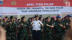 Gubernur DKI Jakarta Anies Baswedan berpose bersama prajurit TNI seusai apel tiga pilar pengamanan pemilu serentak di Lapangan Monas, Rabu (27/2). Pemprov DKI menggelar apel siaga pengamanan Pilpres 2019 bersama Polri & TNI. (Merdeka.com/Imam Buhori)