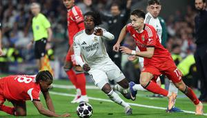 Di babak kedua, Benfica tampil lebih agresif demi mengejar ketertinggalan agregat dan melupakan sektor petahanan. Tampak dalam foto, gelandang SL Benfica asal Luksemburg, Leandro Barreiro (kiri) berebut bola dengan gelandang Real Madrid, Eduardo Camavinga (tengah) selama pertandingan leg kedua babak playoff 16 besar Liga Champions 2025/2026 di Stadion Santiago Bernabeu pada Rabu 25 Februari 2026 waktu setempat atau Kamis (26/2/2026) dini hari WIB. (Thomas COEX/AFP)