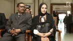 Aktris Nikita Mirzani (kanan) saat menjalani sidang isbat pernikahannya dengan Dipo Latief di Pengadilan Negeri Jakarta Selatan, Rabu (1/8). Nikita mengenakan gamis hitam dengan hijab warna senada. (Liputan6.com/Herman Zakharia)