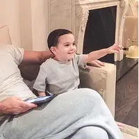 Simon Cowell dikenal sebagai sosok yang kerap memberikan kritik pedas saat menjadi juri di ajang pencarian bakat X Factor. (via Instagram/@simoncowellonline)