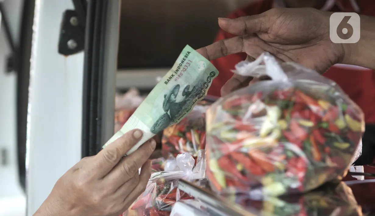 Warga bertransaksi membeli cabai rawit merah saat Operasi Pasar Murah di Pasar Senen, Senin (3/2/2020). Harga cabai rawit merah dijual Rp40.000 per kilogram, lebih murah dibandingkan harga pasar saat ini mencapai 90 ribu per kilogram. (merdeka.com/Iqbal S Nugroho)