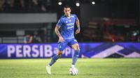Pemain Persib Bandung, Alberto Rodriguez Martin menggiring bola pada laga lanjutan pekan ke-3 BRI Liga 1 2023/2024 antara Persib Bandung melawan Dewa United FC di Stadion Gelora Bandung Lautan Api (GBLA), Bandung, Jumat (14/07/2023). (Bola.com/Bagaskara Lazuardi)