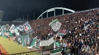Ilustrasi penuhnya Stadion Maguwoharjo dengan penonton. (Ana Dewi/Bola.com)