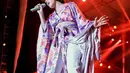 Baju kimono yang dipadukan dengan celana putih dan sepatu heels juga mempercantik penampilan Raisa di panggung. (Liputan6.com/IG/@raisa6690)