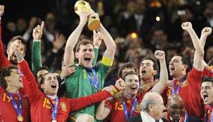 Penjaga gawang Spanyol Iker Casillas (tengah) dkk mengangkat trofi Piala Dunia setelah tampil jadi juara PD 2010 menyusul kemenangan 1-0 atas Belanda di Soccer City, Johannesburg, 11 Juli 2010. AFP PHOTO / JAVIER SORIANO