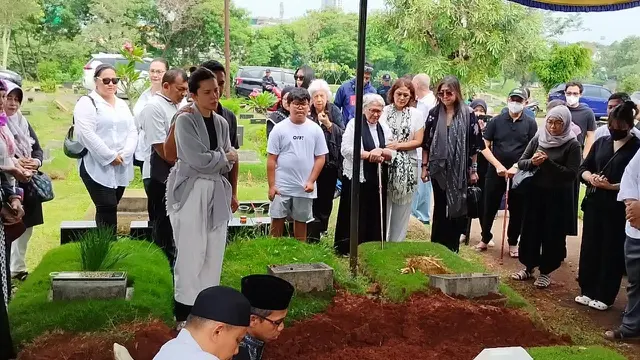 Michelle Joan menangis saat memakamkan ibundanya di TPU Tanah Kusir (Liputan6.com - M Altaf Jauhar)