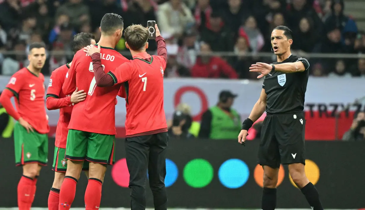 Pada menit ke-63, Cristiano Ronaldo ditarik keluar lapangan dan digantikan oleh Diogo Jota. (Sergei GAPON/AFP)