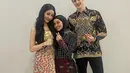 Lucinta Luna pernah memperkenalkan sosok tunangannya ke Lesti Kejora. Alan terlihat curi perhatian dengan memakai batik. Penampilan Alan pakai batik ini terlihat gagah dan elegan. (Liputan6.com/IG/lucintaluna_manjalita)