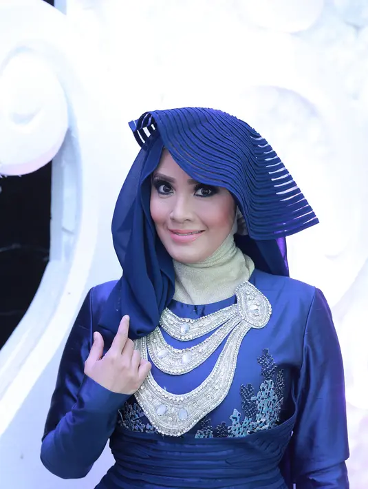 "Kalau WO kan enggak tiap hari, enggak memerlukan waktu tiap hari, aku minta izin paling sama orang syuting. Saya izin ada meeting. Tapi untuk sekarang lebih fokus ke WO, kalau syuting paling ambil yang  ke FTV," ujar Elma. (Galih W. Satria/Bintang.com)