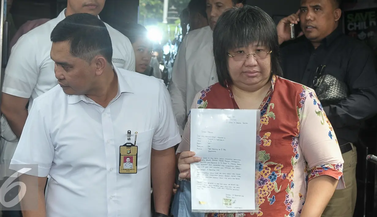 Kuasa hukum Falcon Pictures, Lydia Wongsonegoro memperlihatkan surat yang ditulis oleh seorang perempuan berinisial P yang ditangkap polisi karena terbukti membajak film Warkop DKI Reborn, Jakarta, Selasa (27/9). (Liputan6.com/Yoppy Renato)
