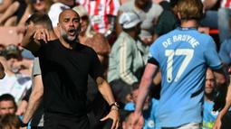 Pelatih Manchester City, Pep Guardiola memberikan instruksi kepada pemainnnya dalam laga lanjutan Liga Inggris 2024/2025 melawan Southampton di St Mary's Stadium, Southampton, Inggris, Sabtu (10/05/2025) waktu setempat. (AFP/Glyn Kirk)