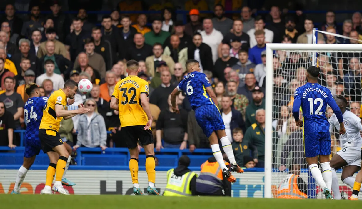 <p>Pemain Wolverhampton Wanderers Conor Coady (kedua kiri) mencetak gol ke gawang Chelsea pada pertandingan sepak bola Liga Inggris di Stadion Stamford Bridge, London, Inggris, 7 Mei 2022. Pertandingan berakhir 2-2. (AP Photo/Frank Augstein)</p>