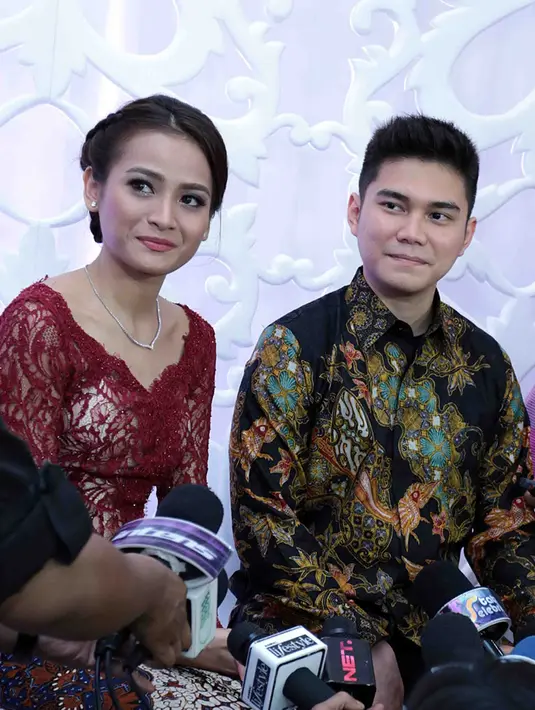 Acha pun juga menceritakan kekagumannya terhadap calon suaminya itu. Menurutnya, Vicky adalah sosok laki-laki yang memiliki kehidupan yang teratur, seperti rajin ibadah, dan seimbang dalam menjalankan pekerjaan dan kuliahnya. (Deki Prayoga/Bintang.com)