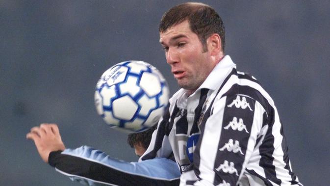 5. Zinedine Zidane - Salah satu dari pesepak bola terbaik sepanjang sejarah ini mulai bersinar saat membela Juventus. Tahun 2001 dirinya memecahkan rekor menjadi pemain termahal dunia saat memutuskan hijrah ke Real Madrid dengan mahar 78 juta euro. (AFP/Gabriel Bouys)