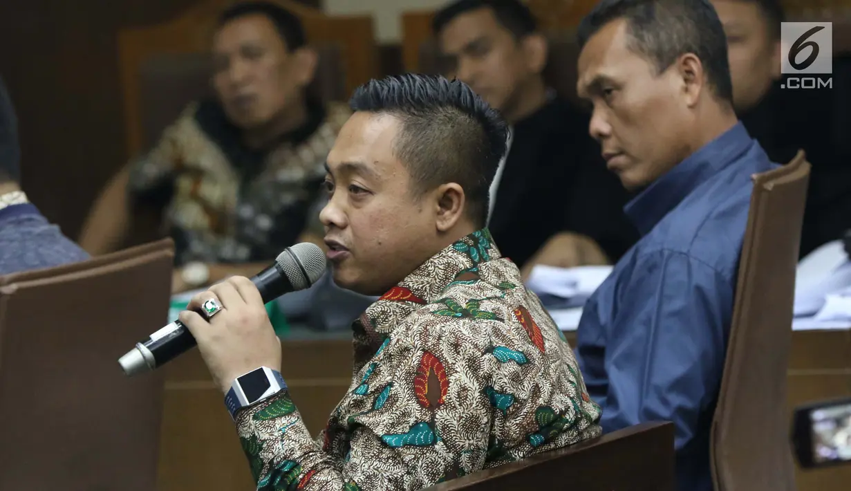 Asisten Pribadi Menpora Imam Nahrawi, Miftahul Ulum saat menjadi saksi pada sidang lanjutan kasus suap dana hibah dari Kemenpora kepada KONI dengan terdakwa Ending Fuad Hamidy di Pengadilan Tipikor Jakarta, Kamis (25/4). Sidang mendengar keterangan saksi-saksi. (Liputan6.com/Helmi Fithriansyah)