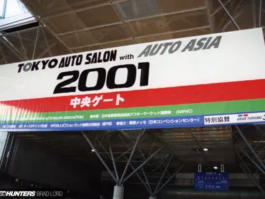 Pintu masuk Tokyo Auto Salon 2001 terasa sangat vintage. (Source: speedhunters.com)