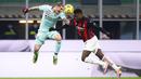 Pemain Torino, Lyanco, menyundul bola saat melawan AC Milan pada laga Liga Italia di Stadion San Siro, Sabtu (9/1/2021). AC Milan menang dengan skor 2-0. (Fabio Ferrari/LaPresse via AP)