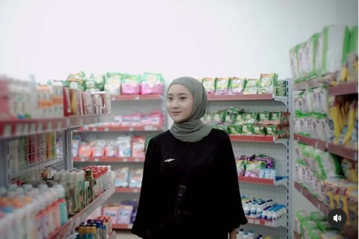7 Potret Yeni Inka Resmikan Bisnis Minimarket Pribadi, Banjir Doa